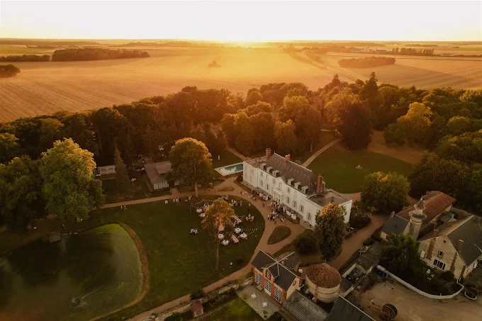Vue aérienne du domaine du Château Barthélemy : le château, les dépendances, le lac et le parc, séparés par plusieurs dizaines de mètres